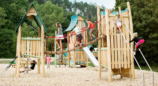 湖北飞鲸游乐：如何保养不锈钢滑梯呢？