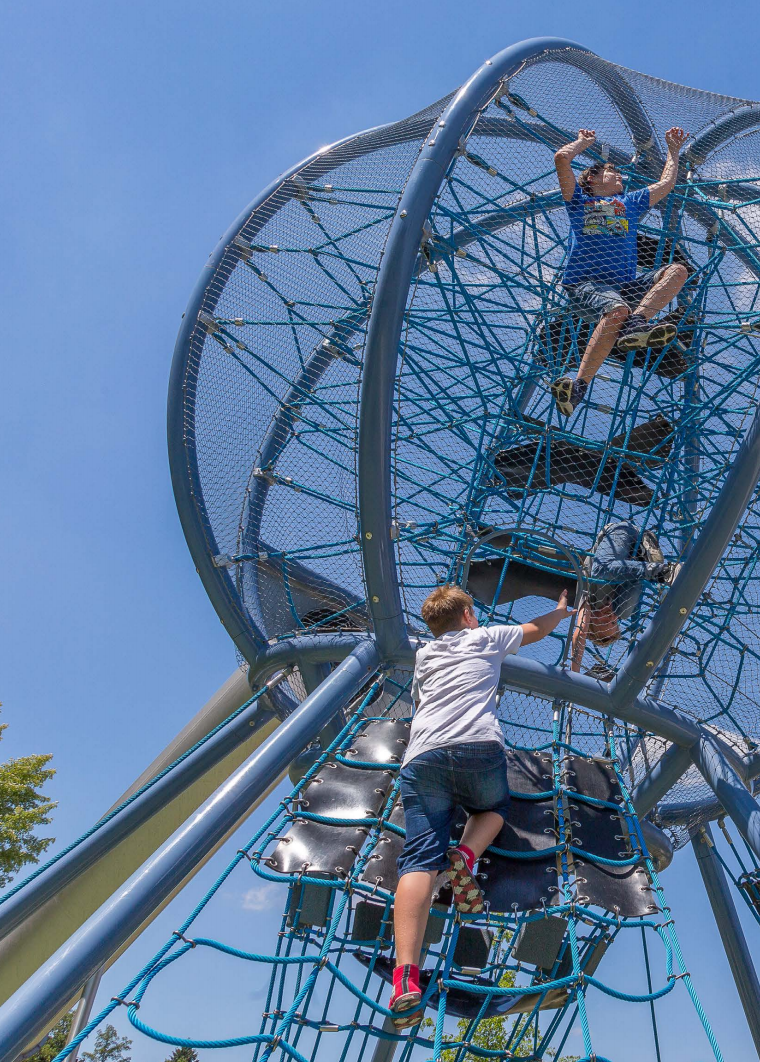 户外儿童湖北游乐设施采用哪种材质更好？